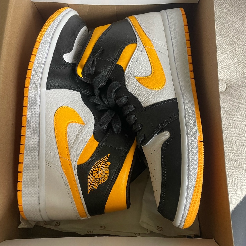 Nike Women's Sneakers Black White Yellow